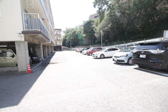 物件外観写真3　(駐車場)