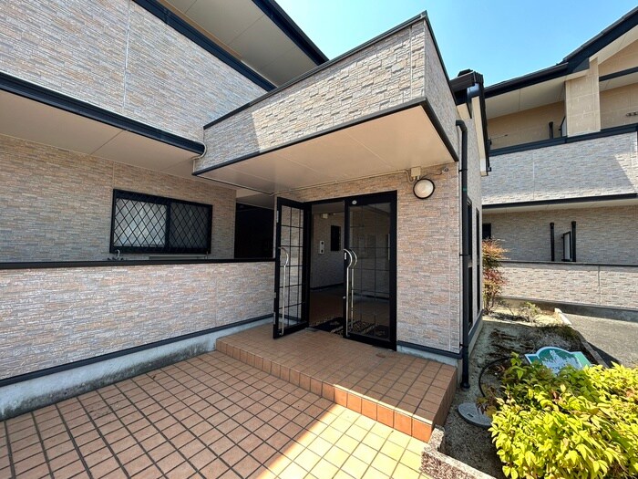 物件外観写真2　(エントランス部分)