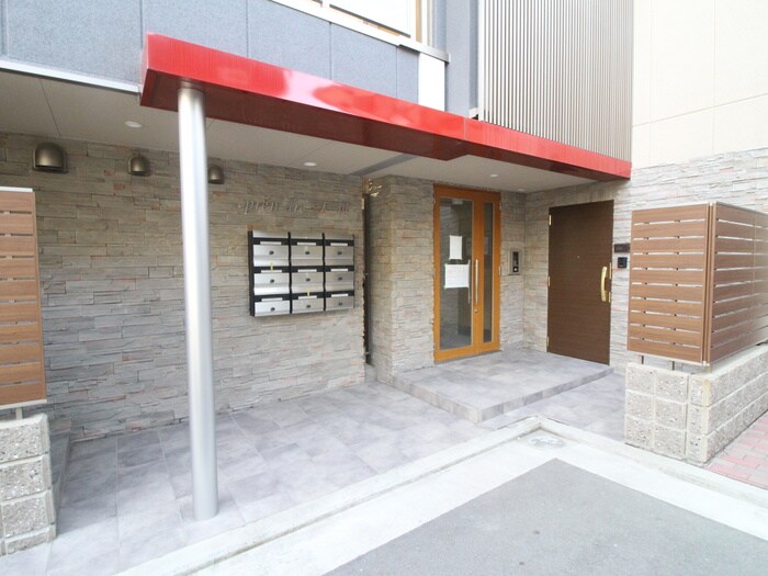 物件外観写真2　(エントランス部分)