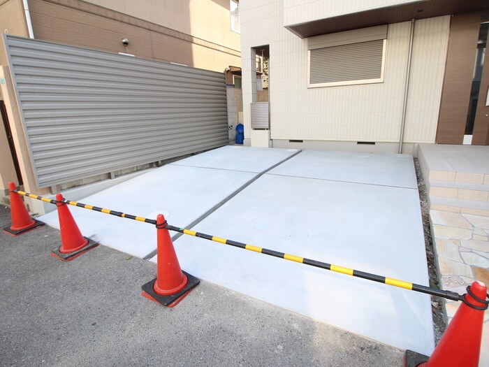 物件外観写真3　(駐車場)