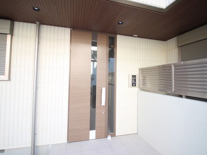 物件外観写真6　(エントランス部分)