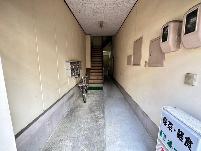 物件外観写真2　(エントランス部分)