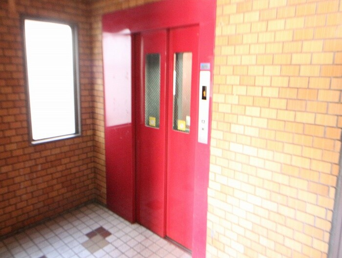 物件外観写真4　(エントランス部分)