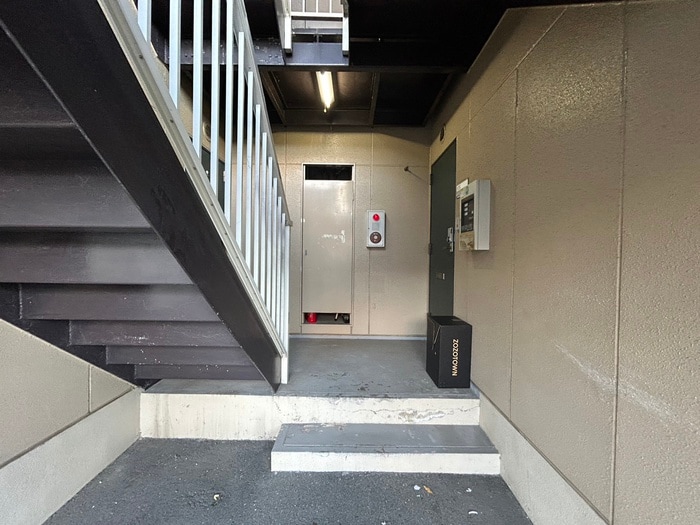 物件外観写真5　(エントランス部分)