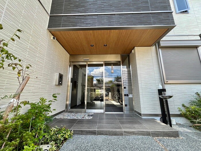 物件外観写真2　(エントランス部分)