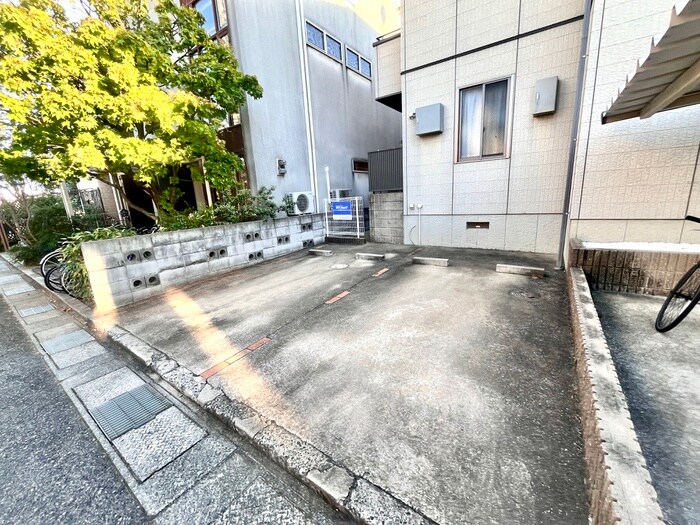 物件外観写真3　(駐車場)