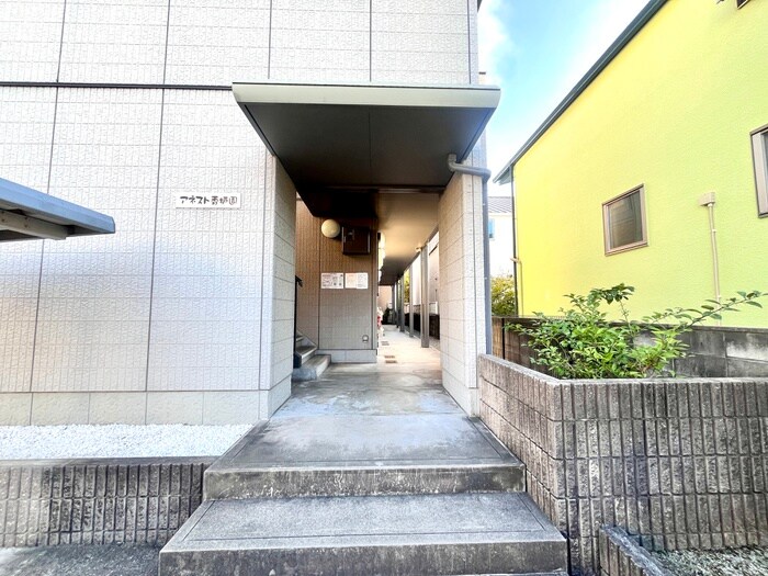 物件外観写真6　(エントランス部分)