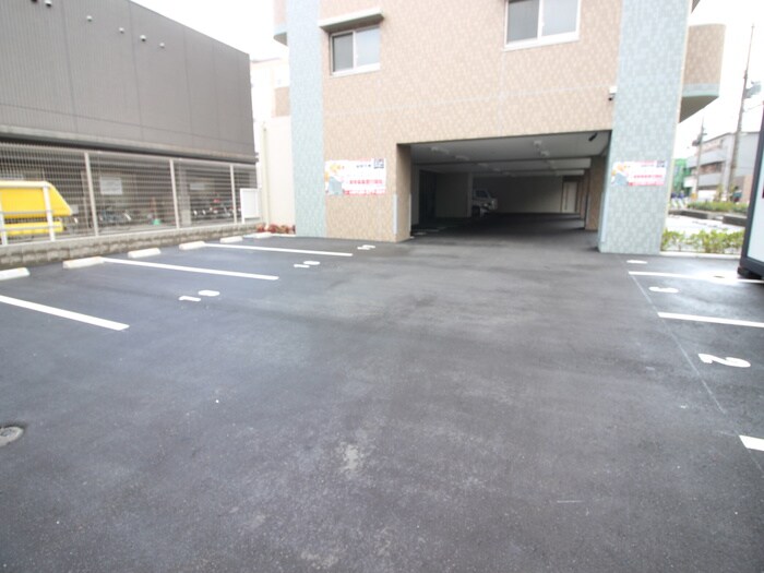 物件外観写真3　(駐車場)