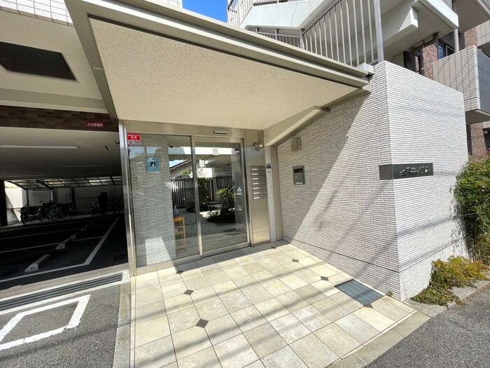 物件外観写真3　(エントランス部分)