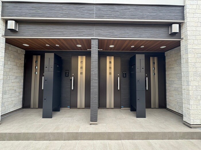 物件外観写真5　(エントランス部分)