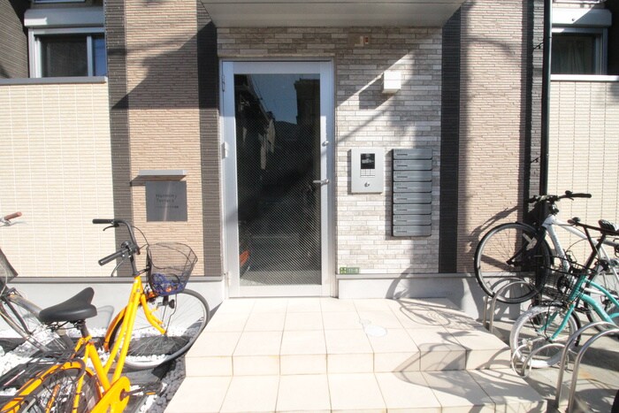 物件外観写真3　(エントランス部分)