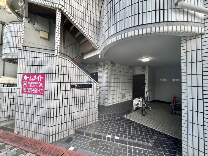 物件外観写真2　(エントランス部分)