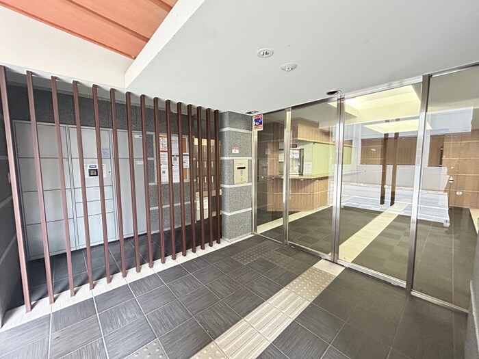 物件外観写真2　(エントランス部分)