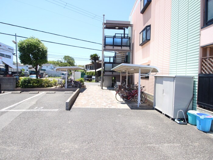 物件外観写真6　(駐輪場)