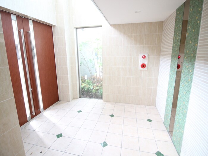 物件外観写真3　(エントランス部分)