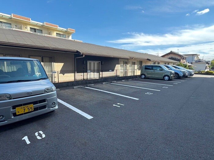 物件外観写真2　(駐車場)