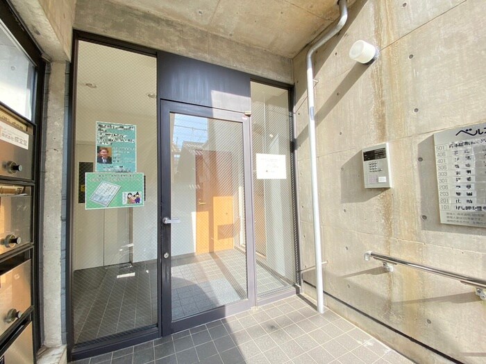 物件外観写真3　(エントランス部分)