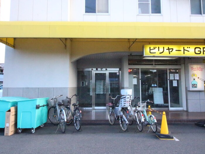 物件外観写真2　(エントランス部分)