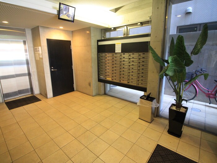 物件外観写真3　(エントランス部分)