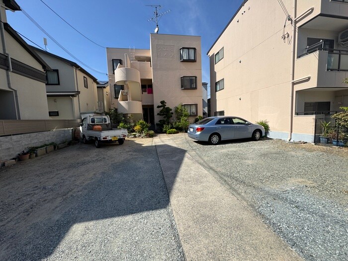 物件外観写真3　(駐車場)