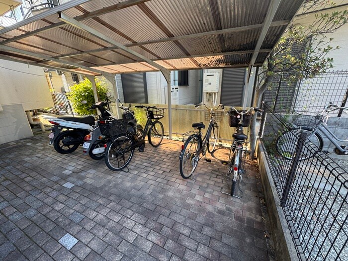 物件外観写真4　(駐輪場)