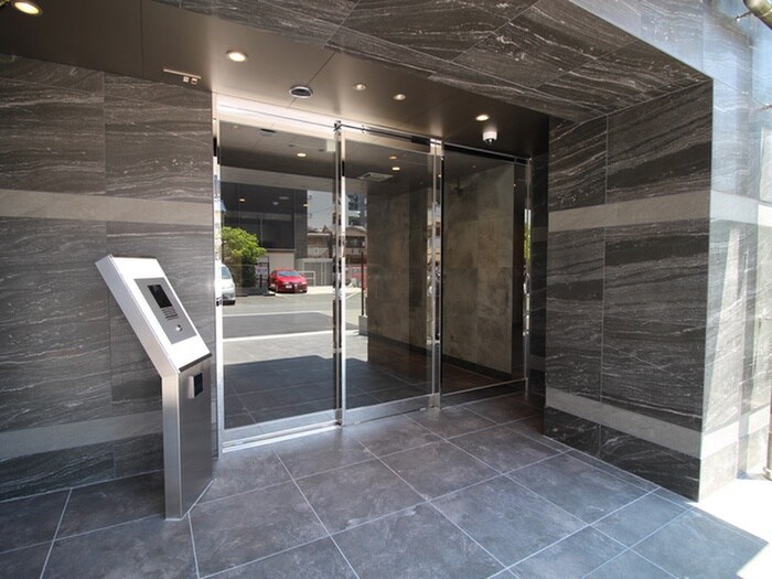 物件外観写真2　(エントランス部分)