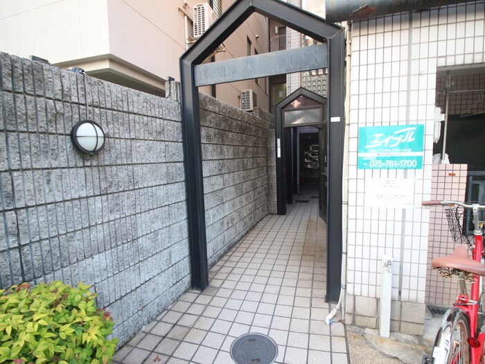 物件外観写真3　(エントランス部分)