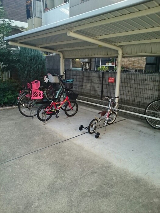 物件外観写真4　(駐輪場)