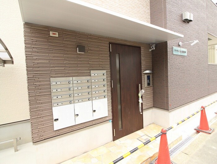 物件外観写真3　(エントランス部分)