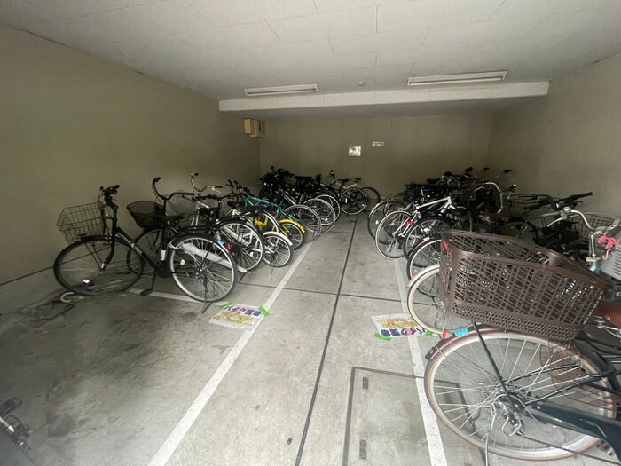 物件外観写真4　(駐輪場)