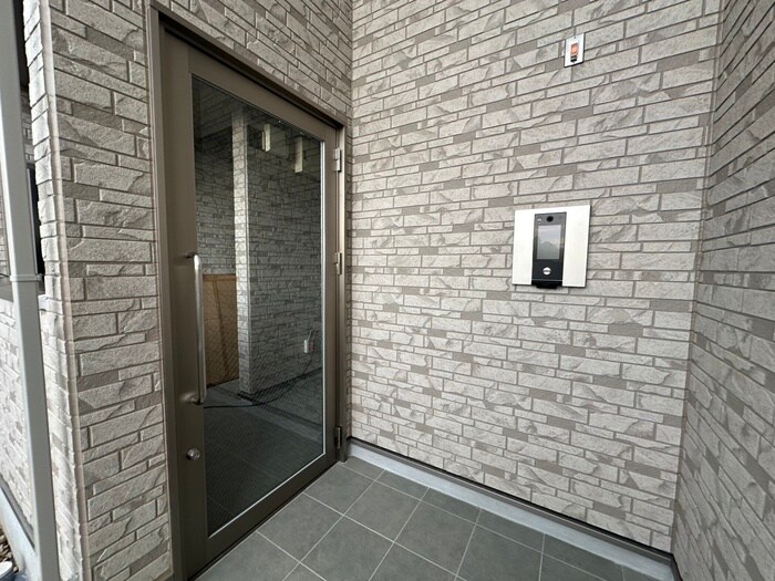 物件外観写真3　(エントランス部分)