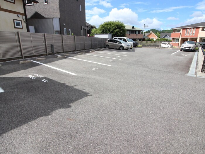 物件外観写真2　(駐車場)