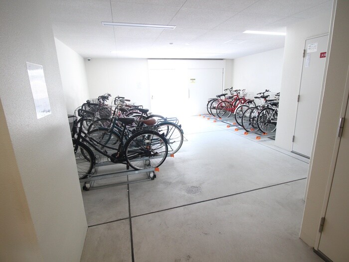 物件外観写真4　(駐輪場)