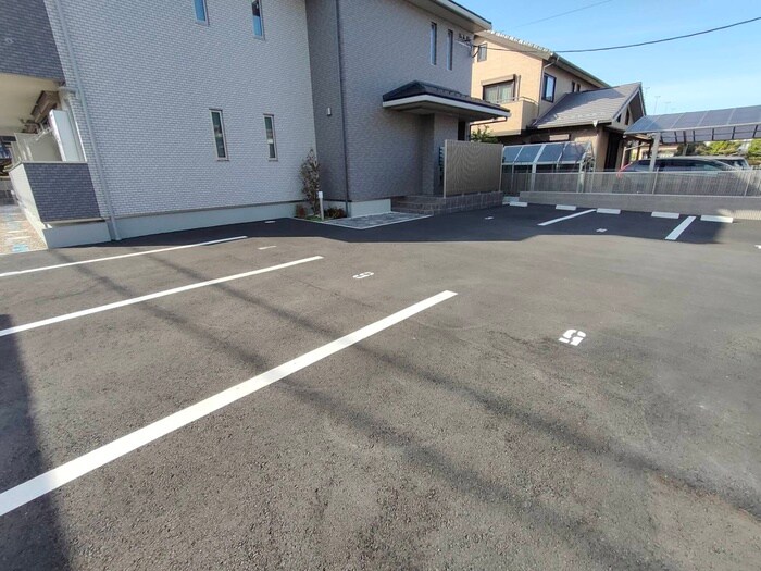物件外観写真4　(駐車場)
