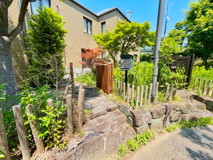 物件外観写真2　(エントランス部分)