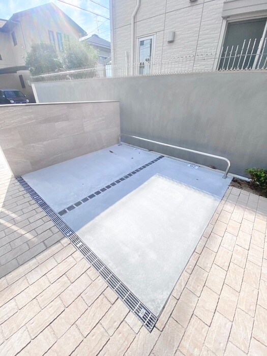 物件外観写真3　(バイク置き場)