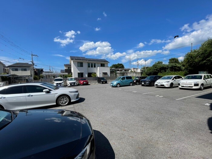物件外観写真3　(駐車場)