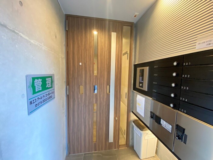 物件外観写真2　(エントランス部分)