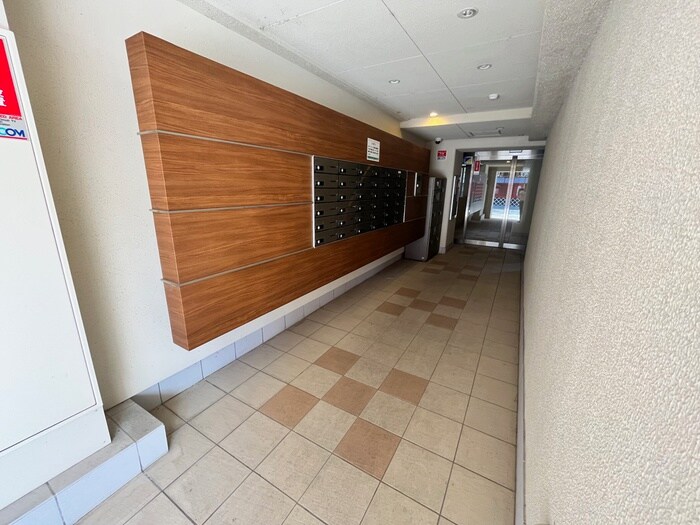 物件外観写真4　(エントランス部分)