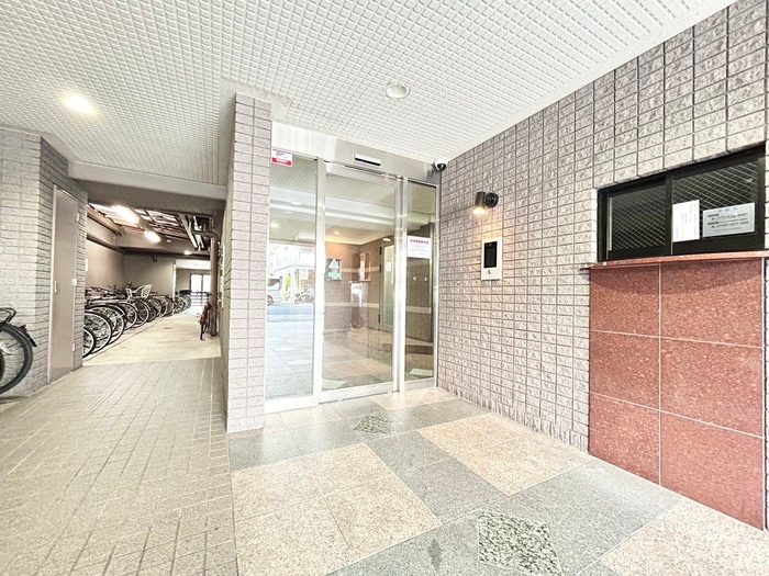 物件外観写真6　(エントランス部分)