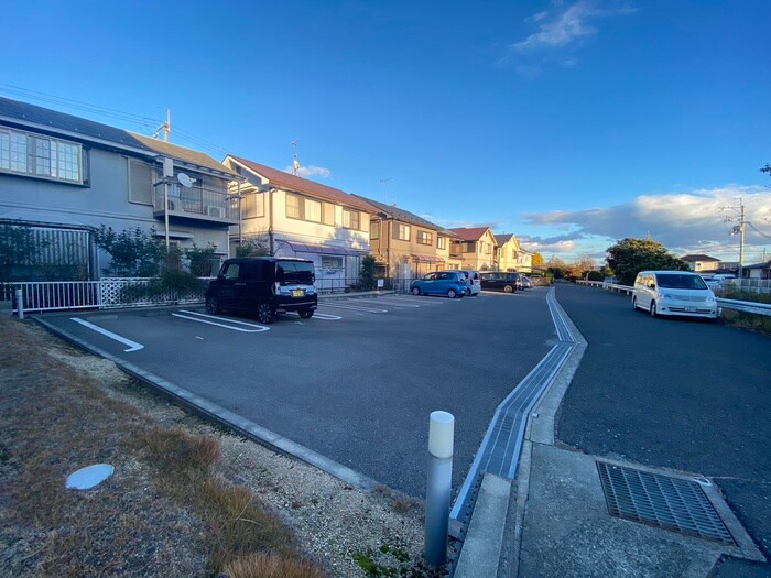 物件外観写真6　(駐車場)