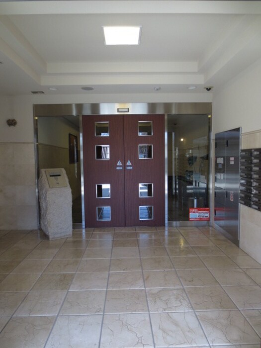 物件外観写真6　(エントランス部分)