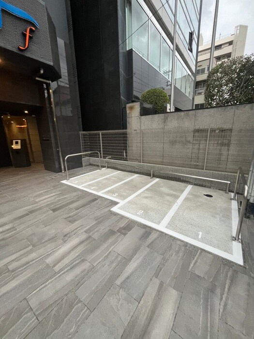 物件外観写真4　(バイク置き場)