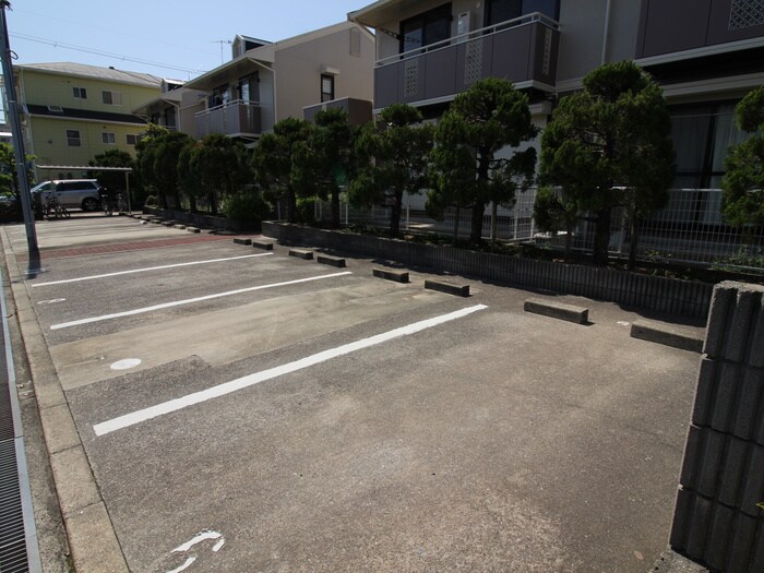 物件外観写真4　(駐車場)