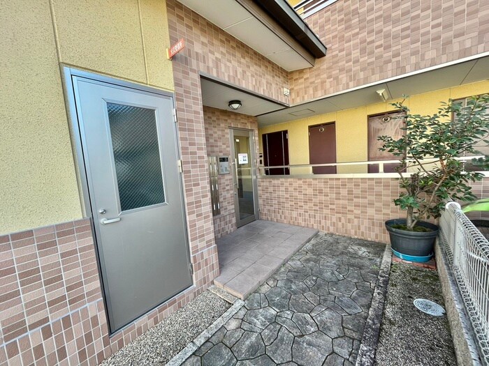 物件外観写真2　(エントランス部分)