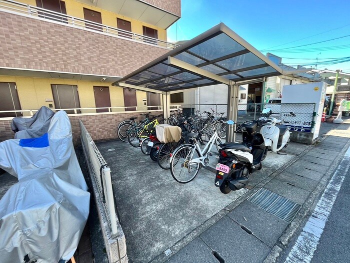 物件外観写真4　(駐輪場)