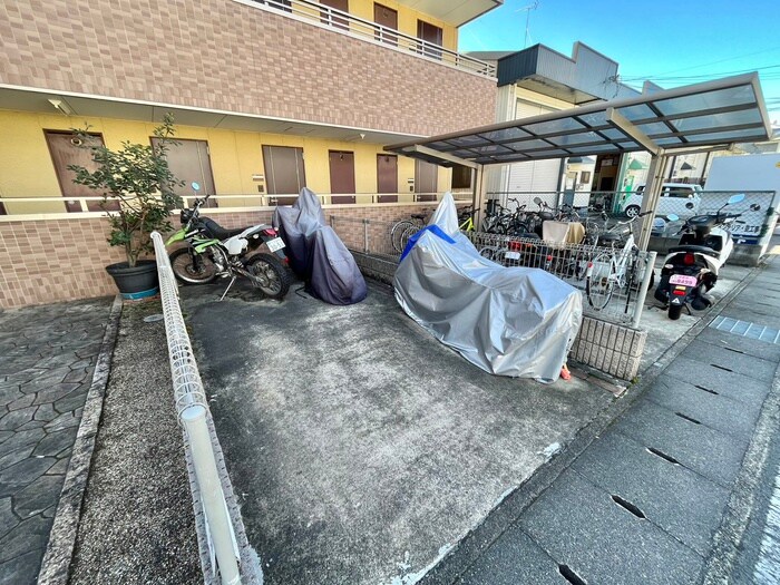 物件外観写真6　(バイク置き場)