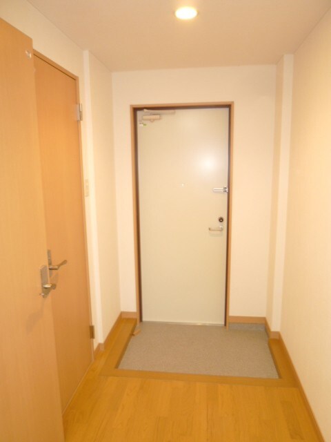 物件内観写真13　(玄関)