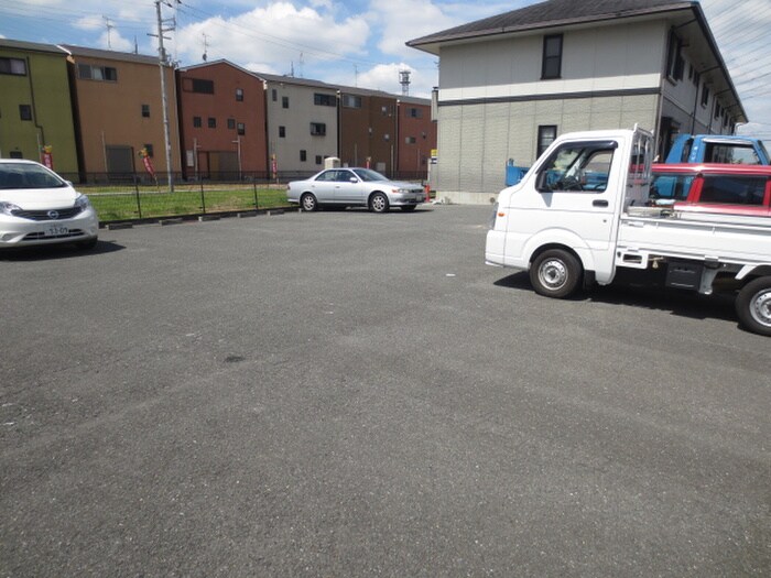物件外観写真3　(駐車場)
