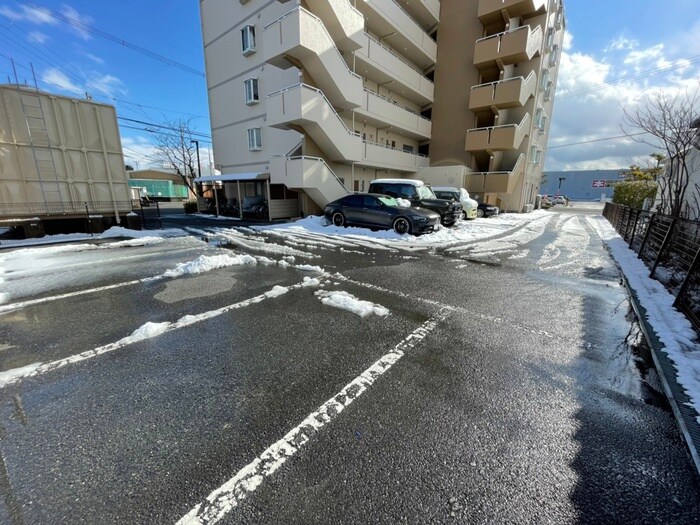 物件外観写真2　(駐車場)